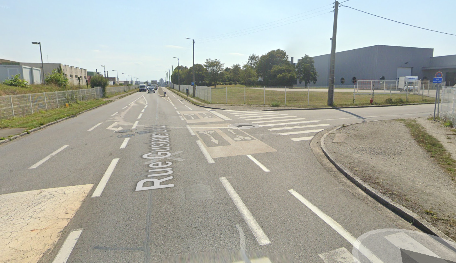 Intersection sur la piste bidirectionnel rue Gustave Zédé